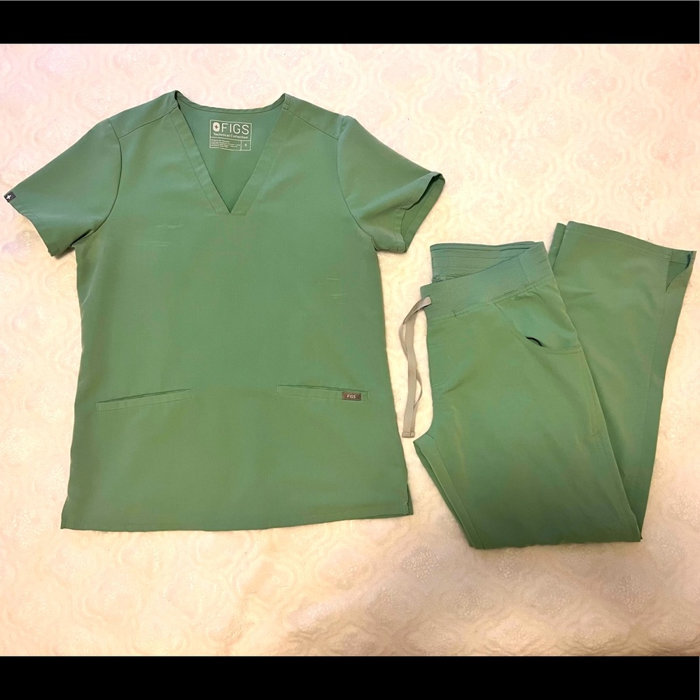 Figs Women's Scrub Set in Sage Green